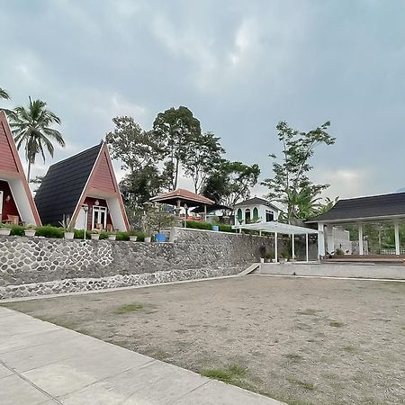 Reddoorz Resort Syariah At Rancakalong スメダン エクステリア 写真