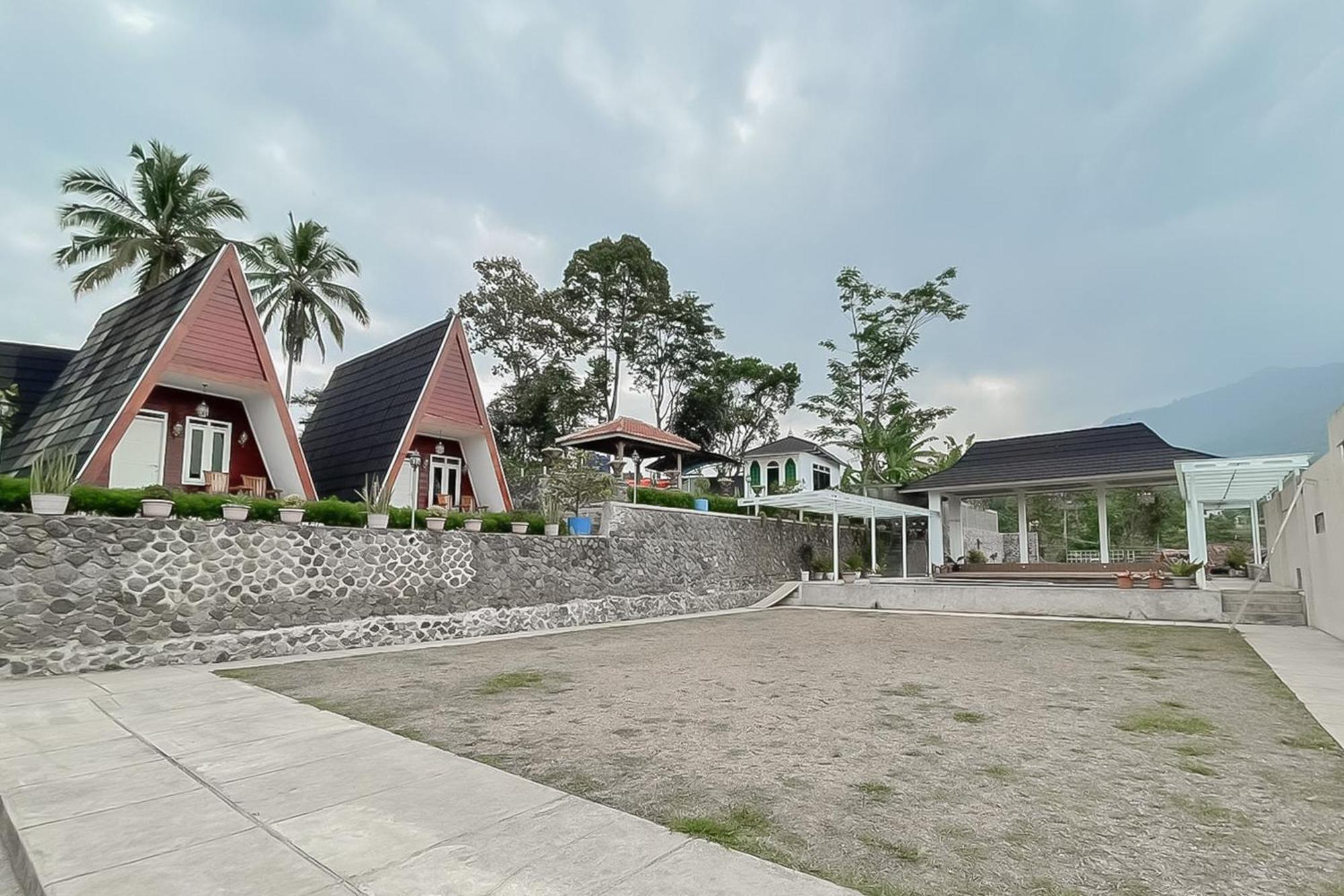 Reddoorz Resort Syariah At Rancakalong スメダン エクステリア 写真